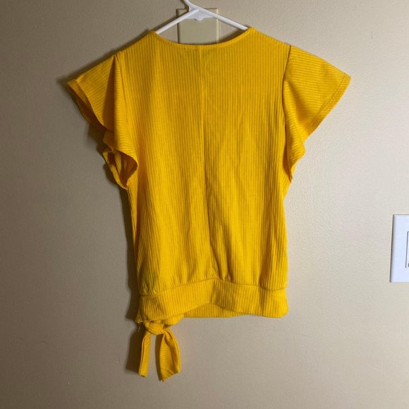 NEW Amy Byer Yellow Flutter Sleeve Boho Blouse - Picture 4 of 5